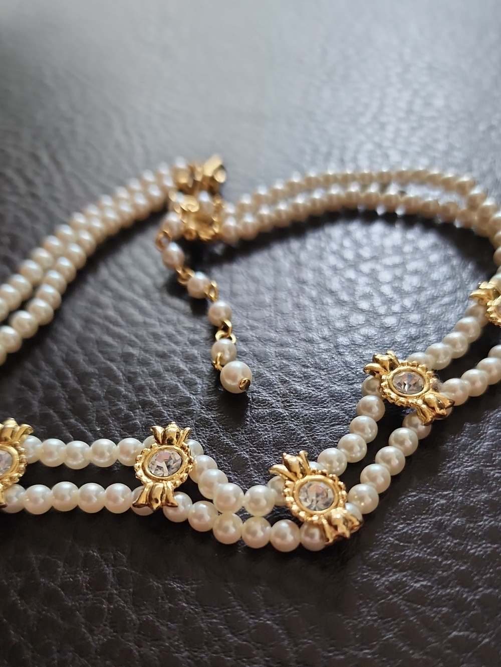 VTG Elegant Pearl and Gold Crystal Choker Necklace - White
